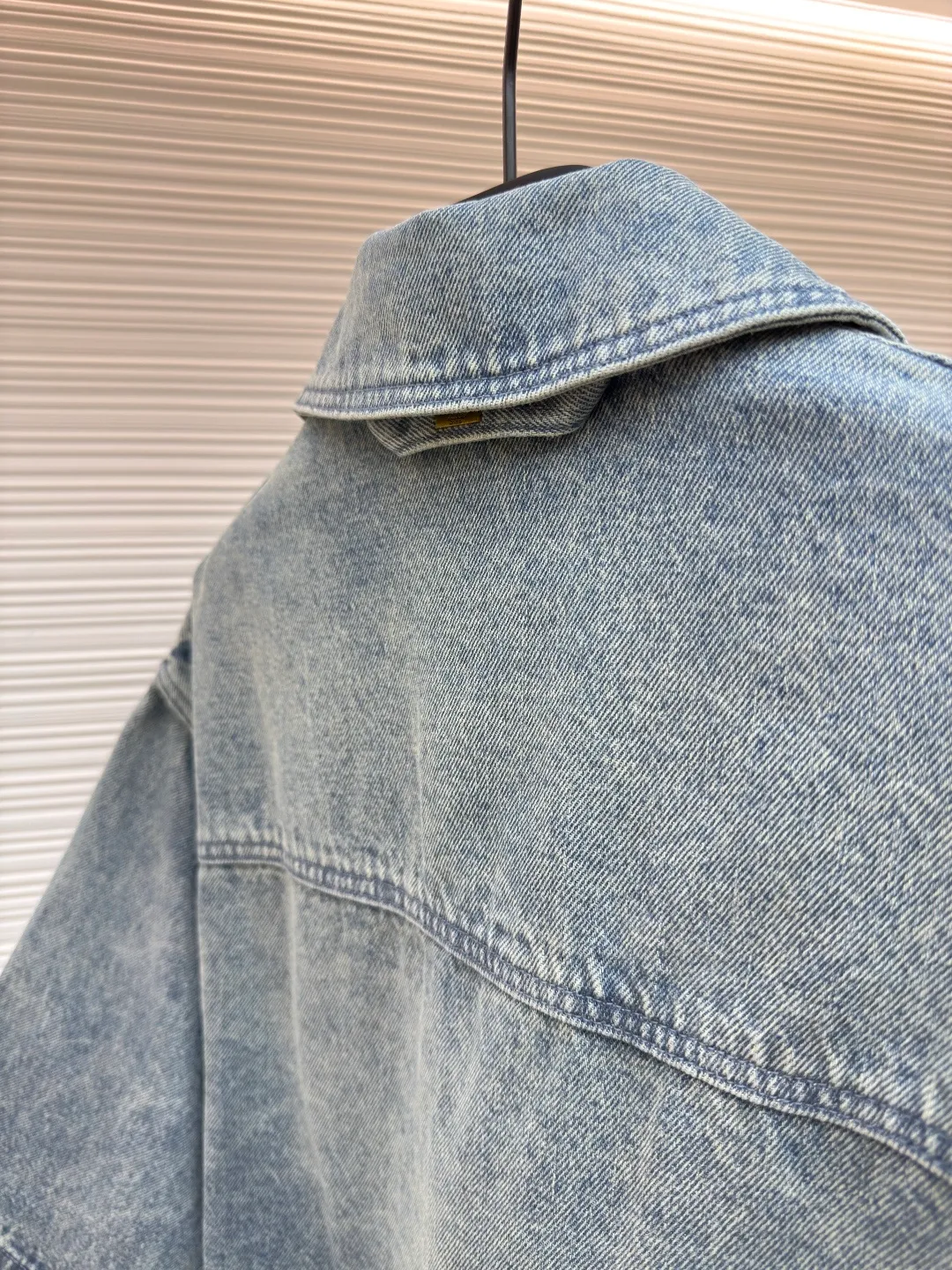 LOUIS VUITTON embossed denim jacket ●Authentic product: purchased and developed at 8599 ●Item number: 1680248-B25 ●Fabric: washed denim ●Technology: distressed washed ●Version: fitted version ●Weight: about 975g ●Size: 46-48-50-52 ●Description: embellished with classic Monogram elements. The season's sharp corner pockets are designed with zippered trouser legs to create a loose fit. The hammer fixing ring takes on the shape of an LV and is paired with a special leather tag. The overall wiring is straight and delicate, the fabric is comfortable and soft, and the color is consistent without color difference. It can be matched with the same style to create a fashionable look and control various occasions. Customized accessories, complete with three standards, same style for men and women!
